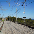 Operaris d'Adif treballant ahir en la connexió de la variant ferroviària entre Vandellòs i Tarragona.