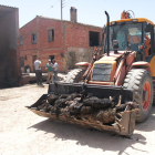 Un tractor amb animals morts de la granja més afectada per l'incendi de la Ribera d'Ebre.