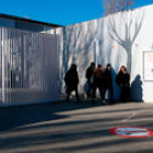 Entrada principal del instituto de secundaria del Morell (Tarragonès) y un grupo de alumnos saliendo de clase.