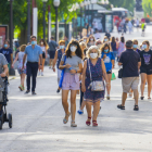 Gent passejant per la Rambla Nova de Tarragona complint la normativa de la mascareta.