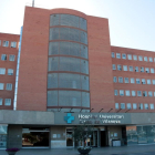 Façana principal de l'Hospital Universitari Arnau de Vilanova de Lleida.