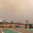 Imatges del fum que es pot veure des de Maials provinent de l'incendi que crema a la Ribera d'Ebre.