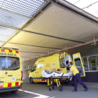 Arribada d'un malalt en ambulància a un centre hospitalari.