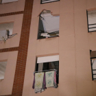 Vista de una ventana estropeada presuntamente por la explosión de una planta química en Tarragona.