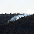 Un helicòpter treballa en l'extinció de l'incendi, entre els termes municipals de Bovera i Flix, el 28 de juny del 2019