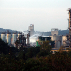 Pla obert de la planta d'IQOXE a la Canonja, al Tarragonès, amb els raigs d'aigua dels Bombers remullant la zona de l'explosió.