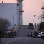 Plano general de la entrada en la planta de IQOXE en la Canonja, con varios camiones de Bombers entrando y saliendo.