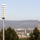Imagen de archivo de una de las sirenas de riesgo de accidente químico, con el polígono petroquímico norte de Tarragona, en el fondo.