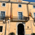 Les banderes de l'Ajuntament de Constantí, a mig pal.