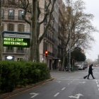 Cartell de mobilitat restringida a la plaça Urquinaona de Barcelona durant l'estat d'alarma pel coronavirus.
