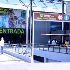 La façana exterior del nou hipermercat Family Cash d'Amposta, que ha obert portes en ple desconfinament del coronavirus.