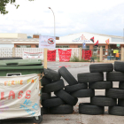 El acceso a la fábrica de Saint-Gobain en l'Arboç, bloqueado con neumáticos con motivo de la huelga indefinida de los trabajadores.