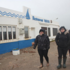 Las propietarias del restaurante Vascos, en la playa de la Marquesa, comprobando los efectos del temporal.