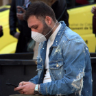 Un hombre con mascarilla en las calles de Barcelona