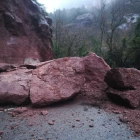 Varias rocas voluminosas han obligado a cortar la T-3225 en Cornudella.