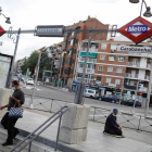 Vista del acceso a la estación de Metro de Carabanchel, en Madrid, este domingo.