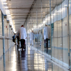 Un pasillo del Hospital del Mar; el doctor Robert Güerri, médico adjunto del Servicio de Enfermedades Infecciosas.