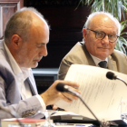 El secretario general del Parlament, Xavier Muro, con el letrado mayor, Joan Ridao, en la reunión de la Mesa.