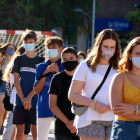 Pla mitjà d'alumnes de 4t d'ESO de l'institut Martí i Franquès de Tarragona en filera i amb mascareta