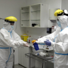 Professionals d'un CAP de Girona desinfectant els guants després d'extreure mostres per a la prova PCR.