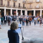 Pla picat de l'alcaldessa de Tortosa, Meritxell Roigé, llegint el manifest contra la inhabilitació de Torra davant dels ciutadans concentrats a la protesta.