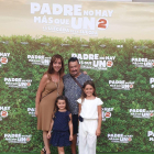 Ingrid con su familia en el preestreno.