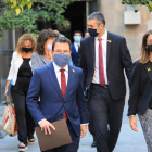 El vicepresidente Pere Aragonès caminando al lado de Meritxell Budó y otros consellers detrás en el Pati dels Tarongers.