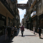 Diverses persones amb mascaretes caminant pel carrer Monterols de Reus