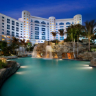 Imatge exterior del Seminole Hard Rock Hotel & Casino Hollywood, que té una gran piscina.