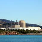 La central nuclear Vandellòs II desde la playa de la Almadraba.