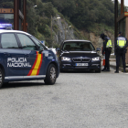 Dos agents de la Policia Nacional fent un control en un turisme espanyol que vol creuar la frontera al Pertús.