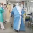 El personal sanitario, aplaudiendo al paciente.