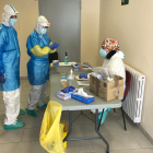 Imagen de los profesionales del Bus de la Salud efectuando pruebas de detección de la covid-19.