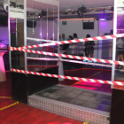 Imagen del interior del Totem con el podio precintado en el mes de junio, cuando las discotecas abrieron también sin pista de baile.