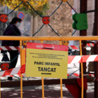 Cartell anunciant el tancament d'un parc infantil a Tortosa, on s'ha limitat l'accés amb tanques i cordons de seguretat.