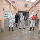 Efectivos del ejército en la entrada de la residencia de Àger, equipados para definfectar-la.