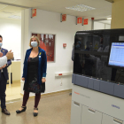 Aragonès i Vergés, durant la visita al laboratori clínic de la metropolitana nord a l'Hospital Germans Trias i Pujol de Badalona.