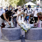 Familiars i amics de les víctimes i ferits de l'atemptat del 17-A posant flors en record i homenatge, el 17 d'agost del 2020.