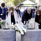 Torrente, Isla, Batet, Torra y Colau poniendo una flor en recuerdo y homenaje a las víctimas del atentado del 17-A.