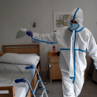 Un operari treballa en la desinfecció amb ozó de la residència Casablanca, en el barri madrileny de Villaverde.