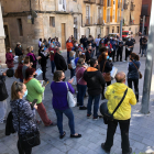 Restauradors de Tortosa que han fet una cassolada de protesta davant la seu del Govern.