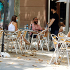 Usuaris en una terrassa de la plaça de la Virreina de Barcelona.