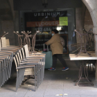 Pla curt d'una terrassa plegada d'un bar de Girona.