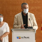 L'alcalde Ricomà durant la seva intervenció i, al fons, la regidora Cinta Pastó.