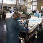 Professionals sanitaris atenent un pacient amb covid-19 en a l'Hospital Clínic de Barcelona.