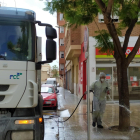 Un trabajador realizando trabajos de higienización en la calle.