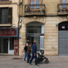 Dos locales cerrados a la calle Sant Agustí de Tarragona con un grupo de personas caminando por delante.