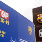 Un cartell amb les mesures de seguretat i higiene pel coronavirus a l'exterior del Camp Nou