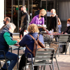 Los clientes desayunando en la terraza del Bar Ester del Mercat Municipal de Tortosa.