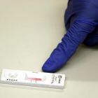 Imatge d'un test ràpid d'antigens amb resultat negatiu.